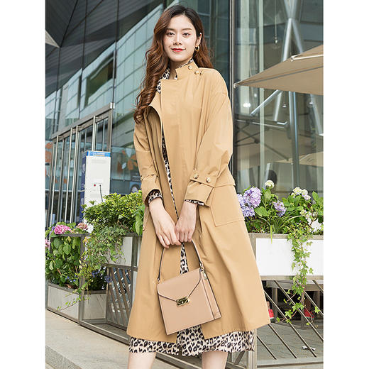 EITIE爱特爱秋季新款时尚慵懒廓形宽松翻驳领收腰风衣女外套6104803 商品图1