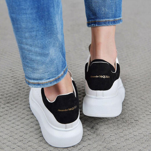 【一】ALEXANDER MCQUEEN 麦昆 女士小牛皮系带黑色尾大廓形休闲运动鞋 白色 553770 WHGP7 9061 商品图4