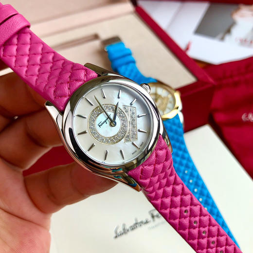 原单菲拉格慕新款FG4石英女表，表盘尺寸33mm，原装石英机芯，防炫目蓝宝石玻璃，天然珍珠贝母面，小牛皮表带 商品图1