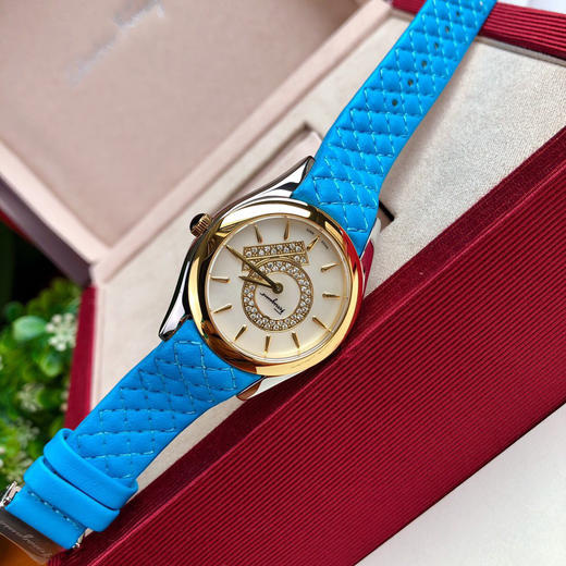 原单菲拉格慕新款FG4石英女表，表盘尺寸33mm，原装石英机芯，防炫目蓝宝石玻璃，天然珍珠贝母面，小牛皮表带 商品图4