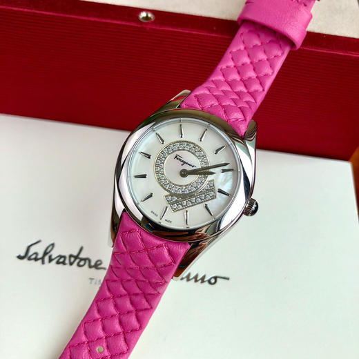 原单菲拉格慕新款FG4石英女表，表盘尺寸33mm，原装石英机芯，防炫目蓝宝石玻璃，天然珍珠贝母面，小牛皮表带 商品图3