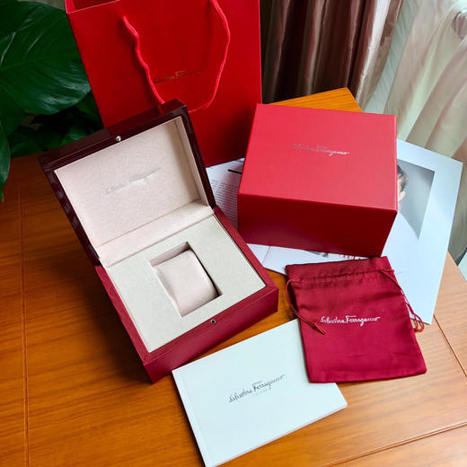 原单菲拉格慕新款FG4石英女表，表盘尺寸33mm，原装石英机芯，防炫目蓝宝石玻璃，天然珍珠贝母面，小牛皮表带 商品图8