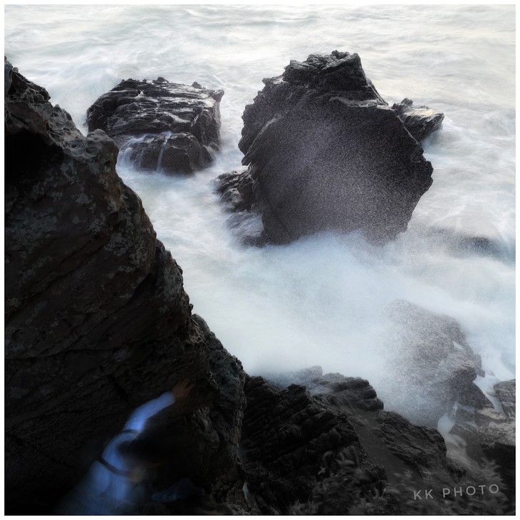 怪石滩—— 海浪常年冲刷岩石而成的海蚀地貌,石头呈褐红色,故又名