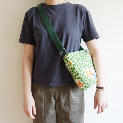 HUGOJIRO中号斜挎包插画松树小猫 商品图1