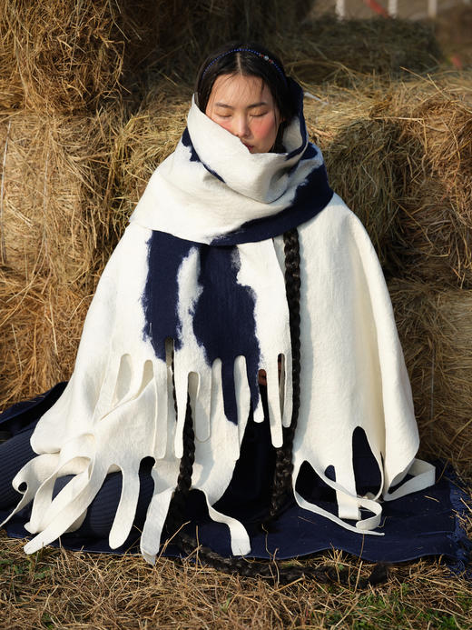 手工云朵羊绒毡披肩 大围巾 SJF92P622N 商品图0