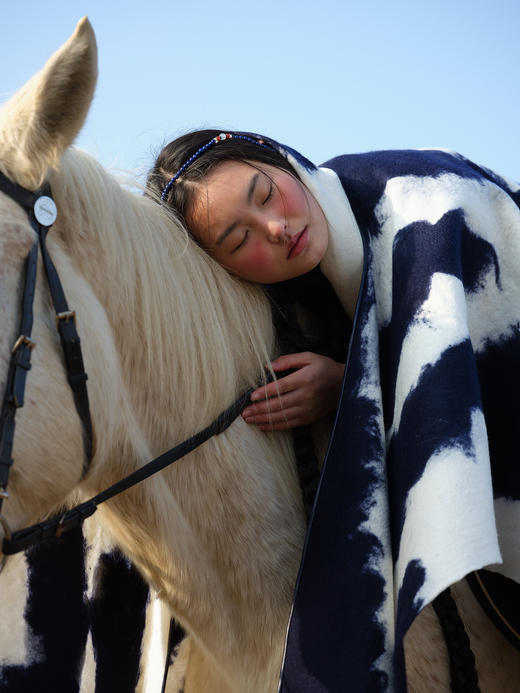 手工云朵羊绒毡披肩 大围巾 SJF92P622N 商品图2