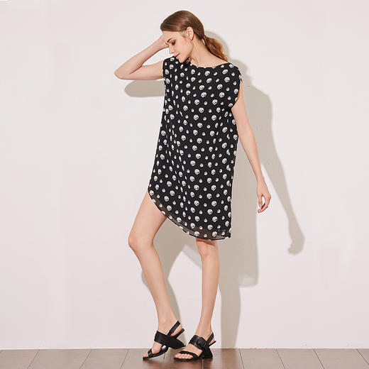 VIMAGE纬漫纪夏季新款女装包袖直筒一字领印花雪纺连衣裙中裙V507076 商品图1