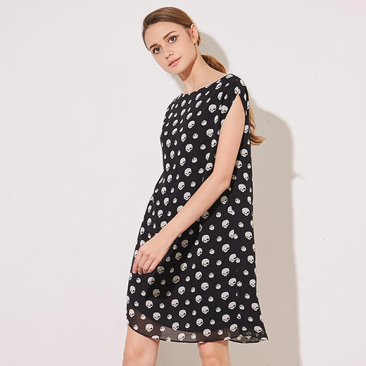 VIMAGE纬漫纪夏季新款女装包袖直筒一字领印花雪纺连衣裙中裙V507076 商品图2