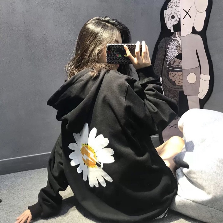 点此购买男女款小雏菊权志龙连帽卫衣ks137263