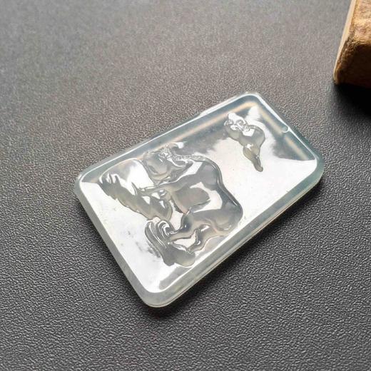 冰种翡翠牛牌牛气冲天