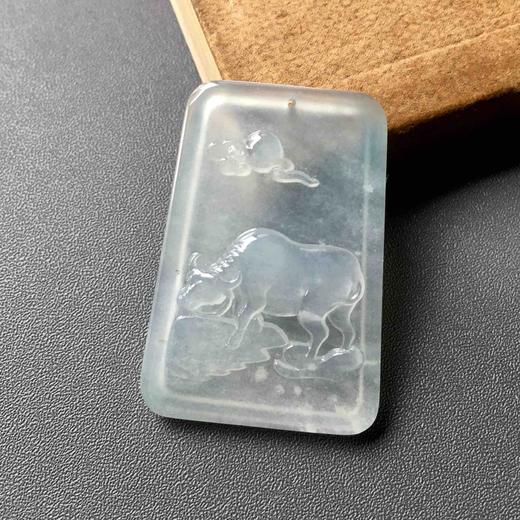 冰种翡翠牛牌牛气冲天