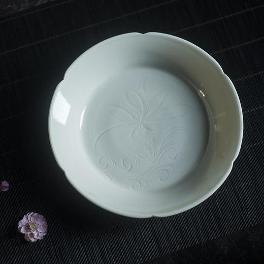 定窑刻花莲纹折腰盘 商品图0