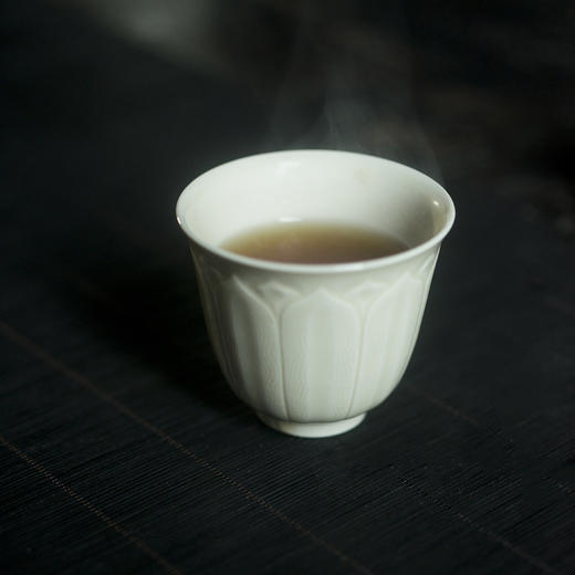 定窑剔花莲瓣纹茶杯 商品图0