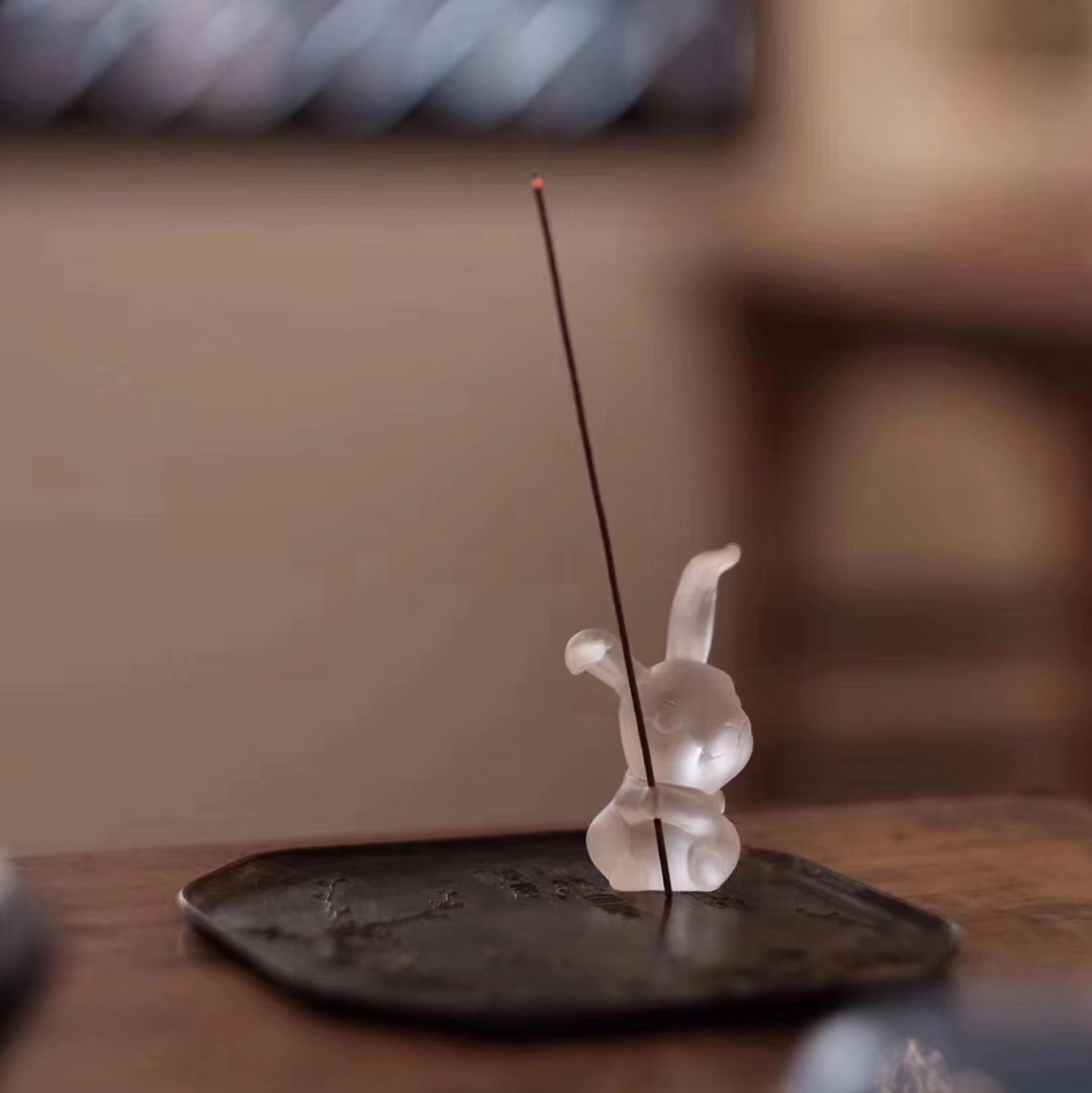 佛前一坐奉香兔