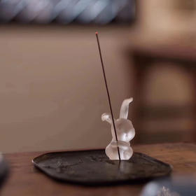 佛前一坐奉香兔