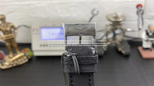 GF百年灵黑鸟V4终极版，主要在V3版本基础上进行以下升级： 一：字面背后打上激光镭射码。 二：随表附赠专柜同款收纳盒。 三：表带升级为氟橡胶表带。 GFzhongji、神器！您值得拥有！ 商品图11