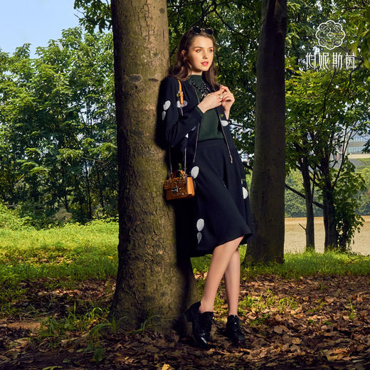 3E6731--绿色、黑色针织衫--戈迪拜尔夫人--《画尽世间光影，只为挚爱的女人》 商品图4