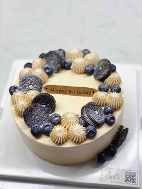 太妃海盐蛋糕。松软的日式奶香戚风蛋糕搭配冰冰凉的秘制太妃海盐甘纳许奶油，微甜不腻