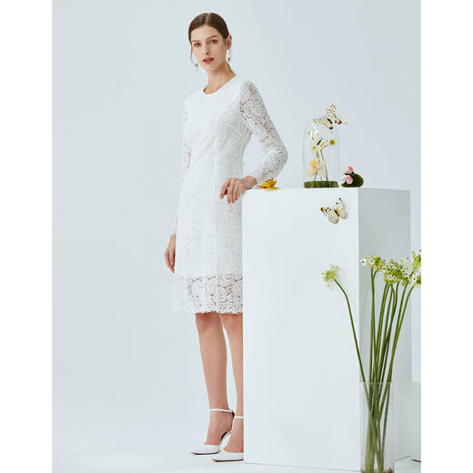 EITIE爱特爱春季新款气质圆领纯色镂空蕾丝修身连衣裙女中裙A2007485 商品图1