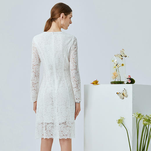 EITIE爱特爱春季新款气质圆领纯色镂空蕾丝修身连衣裙女中裙A2007485 商品图4