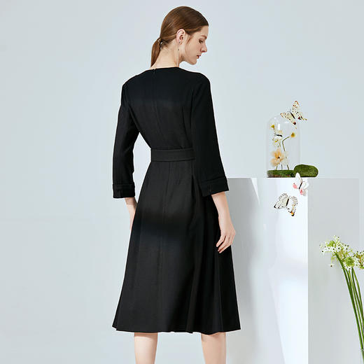 EITIE爱特爱春季新款通勤百搭V领纯色收腰七分袖A字连衣裙女6107806 商品图3