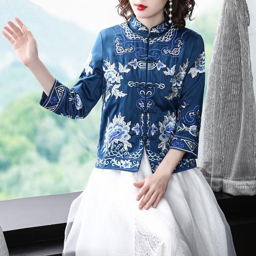 SJ-9897新款时尚新中式汉元素青花瓷式牡丹海崖纹刺绣对襟小上衣 商品图3