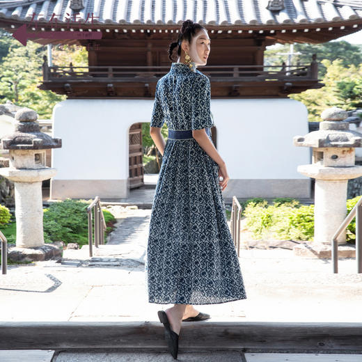 蓝印花布系列蓝染汉服交襟领绣花长款连衣裙生活在左2