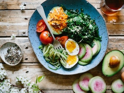 餐盘、盘子、沙拉、素食、平铺、疙瘩、壁纸、刀、花、枝、胡椒、煮蛋、西红柿、饮料、玻璃、鳄梨、健康、饮食、烹饪、厨房