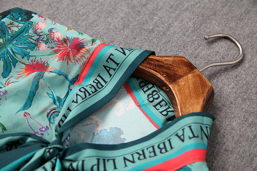 LYY-T10509新款字母系带领高腰荷叶边雪纺开叉印花连衣裙 商品图1