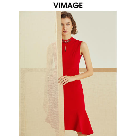 VIMAGE纬漫纪春季新款精致半高领修身荷叶摆无袖礼服裙女红裙V1277807 商品图0
