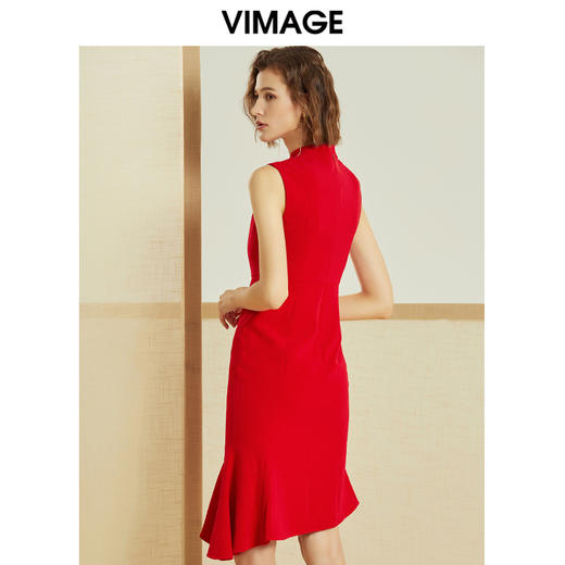 VIMAGE纬漫纪春季新款精致半高领修身荷叶摆无袖礼服裙女红裙V1277807 商品图3
