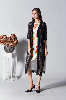 1D6833--黑色风衣--写实与抽象--《智慧之光-波斯艺术》