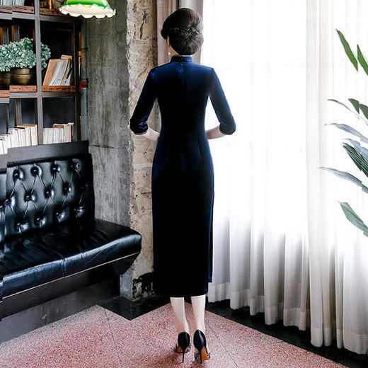 QQ-9577复古改良丝绒刺绣中长款烫钻旗袍礼服 商品图3