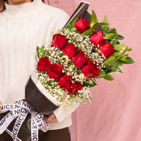 情义绵绵     11枝红玫瑰，搭配白色满天星，栀子叶、小串灯（1673）