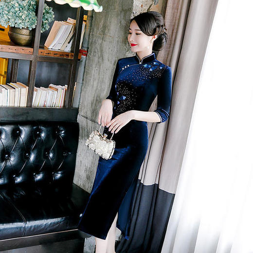 QQ-9577复古改良丝绒刺绣中长款烫钻旗袍礼服 商品图2