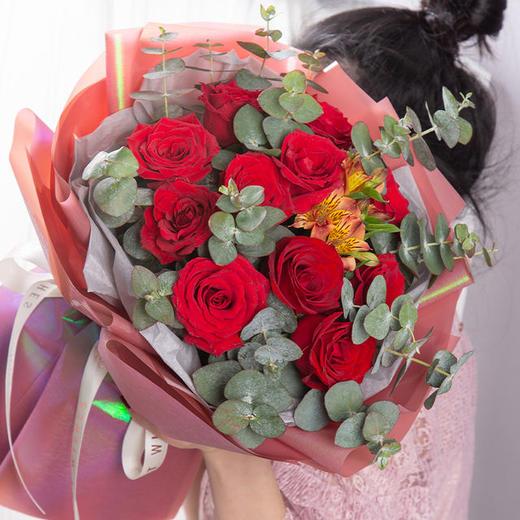一生的爱11枝卡罗拉红玫瑰搭配尤加利叶橙色水仙百合1672