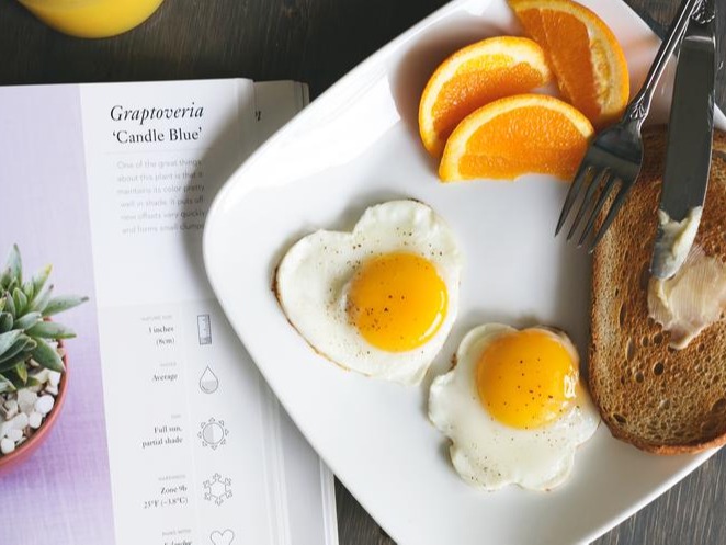 早餐面包和鸡蛋