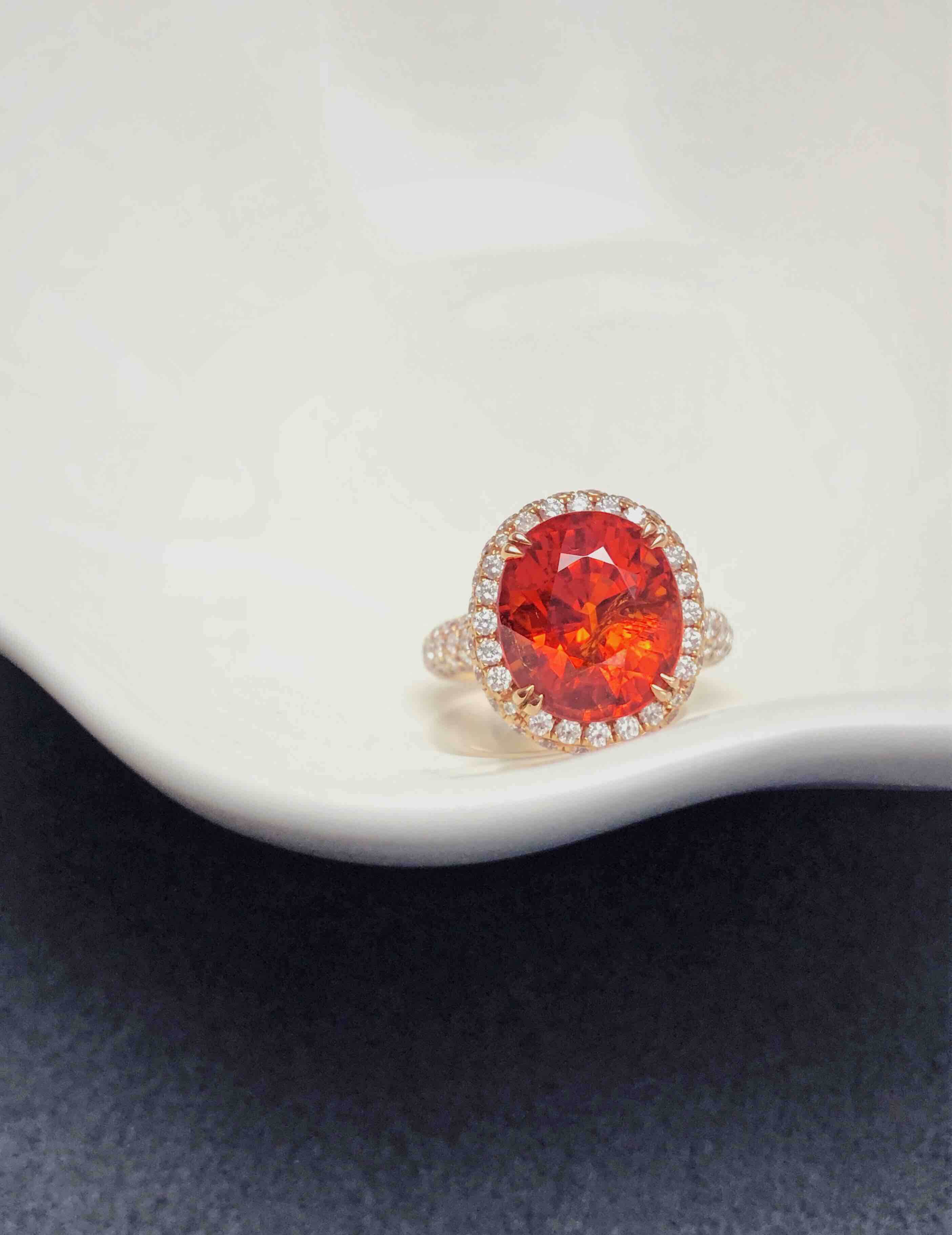 18k镶天然芬达石锰铝榴石和钻石戒指