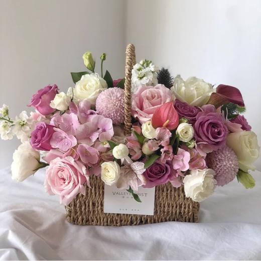 好运连连  11支紫玫瑰，6支粉粉佳人玫瑰，5支桔梗，紫罗兰，绣球间插，精致花篮（1674） 商品图0