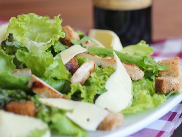 生菜、面包屑、沙拉、奶酪、盘子、餐点、鸡肉、凯撒沙拉、新鲜、美味、美食、特写、晚餐、叶子、香草、薄荷、新鲜、餐馆、菜单