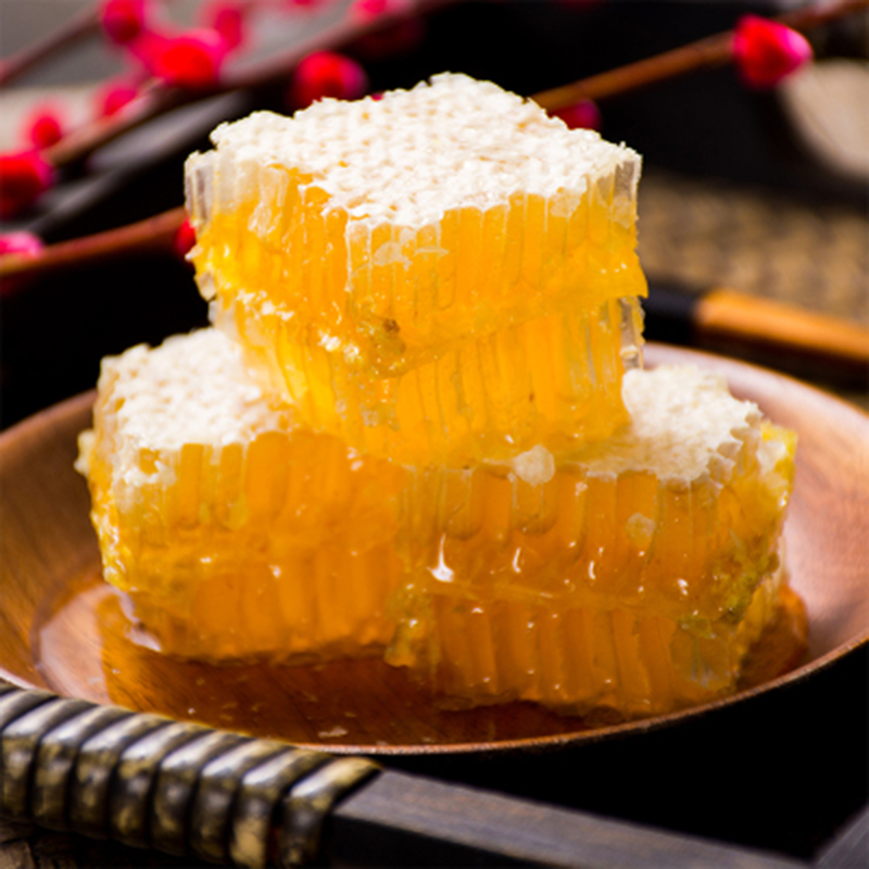 嚼着吃的蜂巢蜜，一口咬下去，蜜汁流淌在嘴里，花香四溢，回味无穷