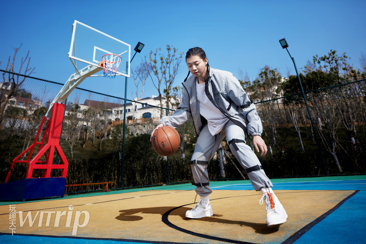 从国风音乐到戏曲弦乐,从传统文化到摄影健身,霍尊带 着至真至纯的