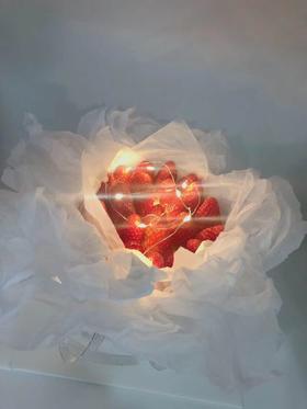 3.8 女王限定款：草莓花束 （巧克力戚风+巧克力奶油+草莓夹心）