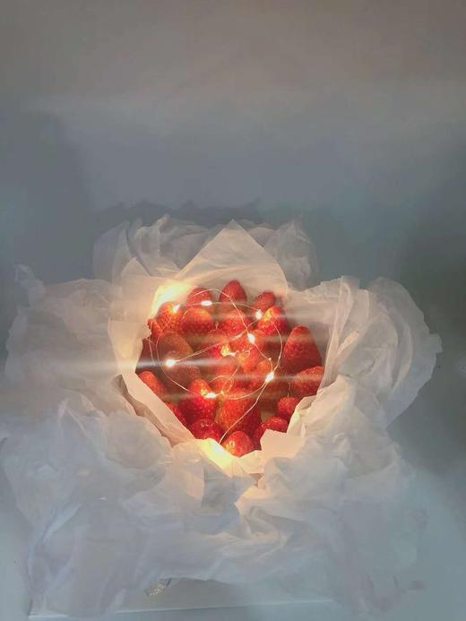 3.8 女王限定款：草莓花束 （巧克力戚风+巧克力奶油+草莓夹心） 商品图1