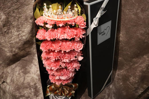 优雅温馨---33支康乃馨黑色礼盒星光版 商品图1