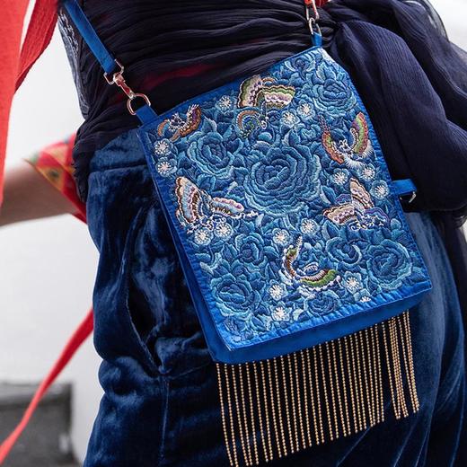 【林栖设计小店】（现货）生活在左马面裙元素绣花金属流苏斜挎小方包 S2902333 商品图0