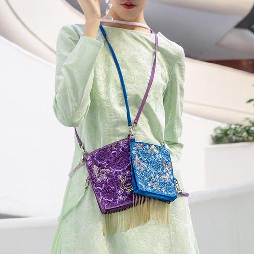 【林栖设计小店】（现货）生活在左马面裙元素绣花金属流苏斜挎小方包 S2902333 商品图1