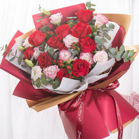 绚烂   11朵红玫瑰，5支花边桔梗，尤加利，少量红豆搭配！（1900）