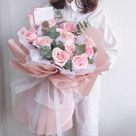 温柔属于你    11支粉佳人玫瑰，羽毛，尤加利搭配！（1901）