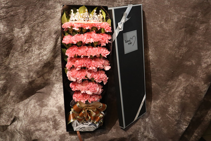 优雅温馨---33支康乃馨黑色礼盒星光版